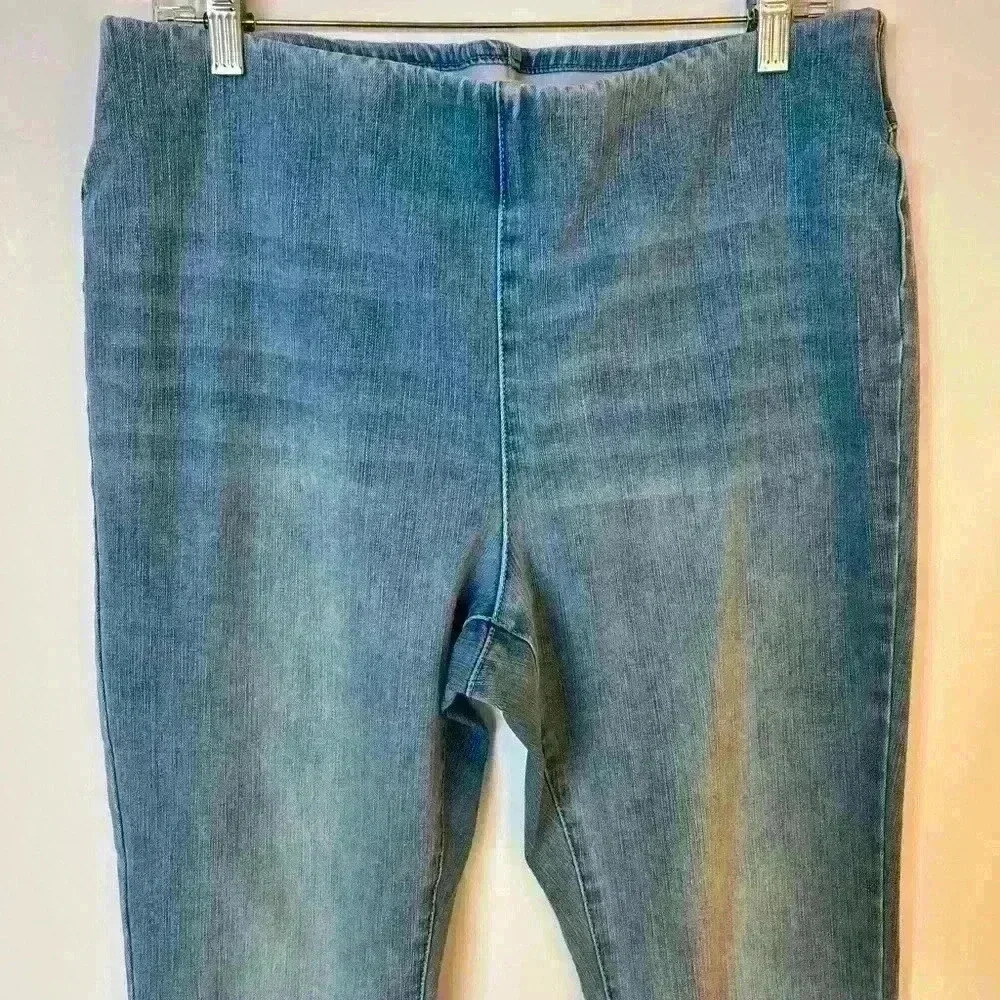 Soft Surrounding Light Wash Pull-On Jeans - Picture 5 of 8